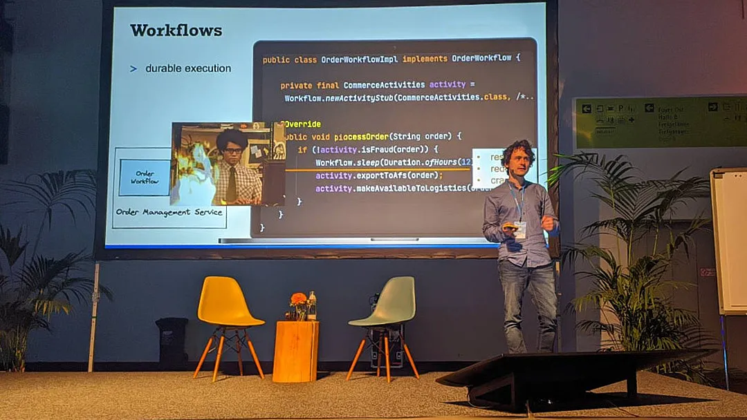 Patrick Klampfl bei einem Vortrag über Softwarearchitektur